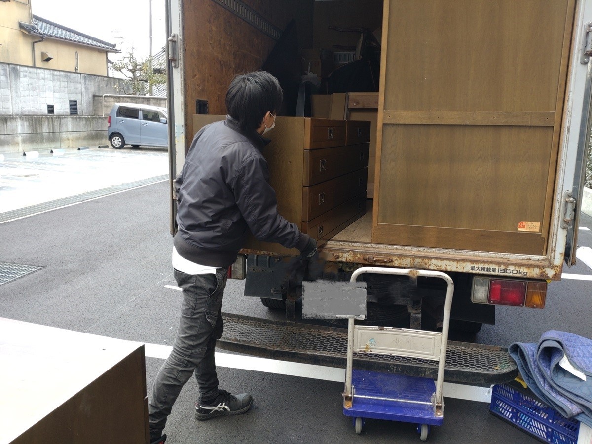 「不要なタンスの回収後に家具の移動を行いました」作業写真