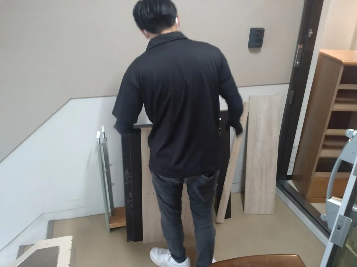 「3DKのマンションから階段作業で勉強机を回収させていただきました」作業写真