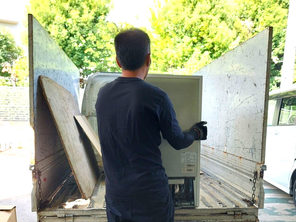 「カラーボックス、扇風機などの不用品を階段を使用して搬出・回収しました」作業写真