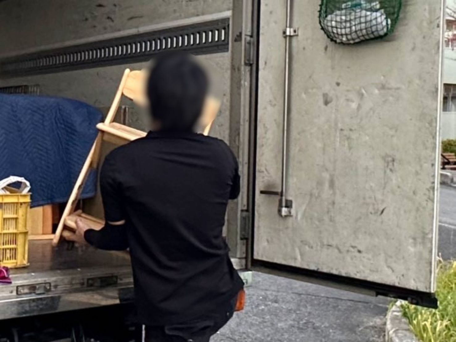 「2DKの集合住宅のお部屋から学習机の搬出・回収作業を行いました」作業写真