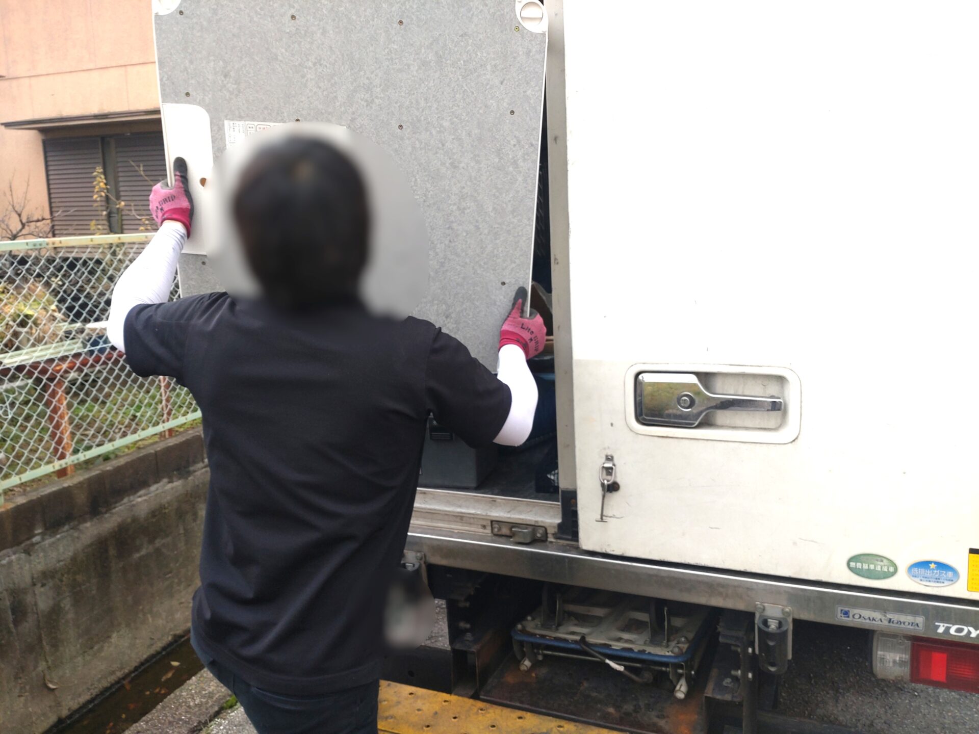 「2DKのマンションのお部屋からベッドや家電などをお引き取りしました」作業写真