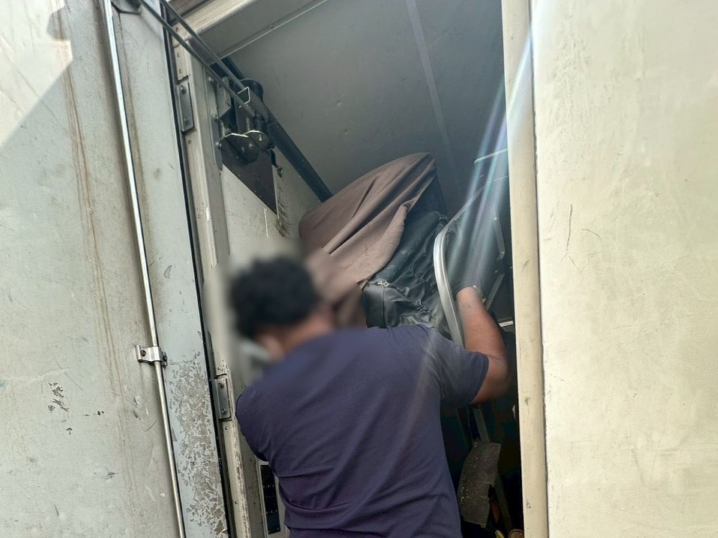 「2LDKのマンションのお部屋からベッドや机をお引き取りしました」作業写真