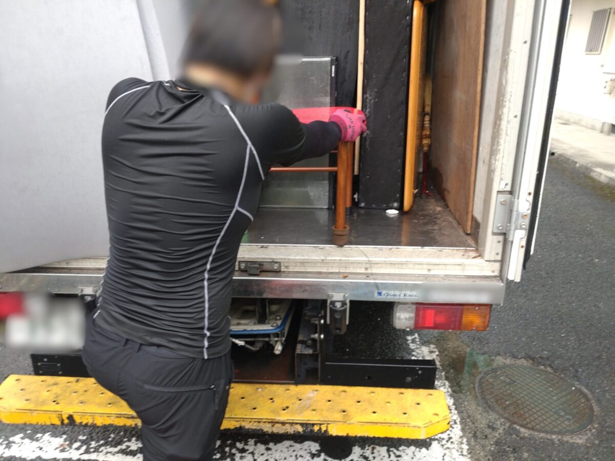 「1Kのマンションのお部屋から棚や机、ビーズクッションなどを回収しました」作業写真