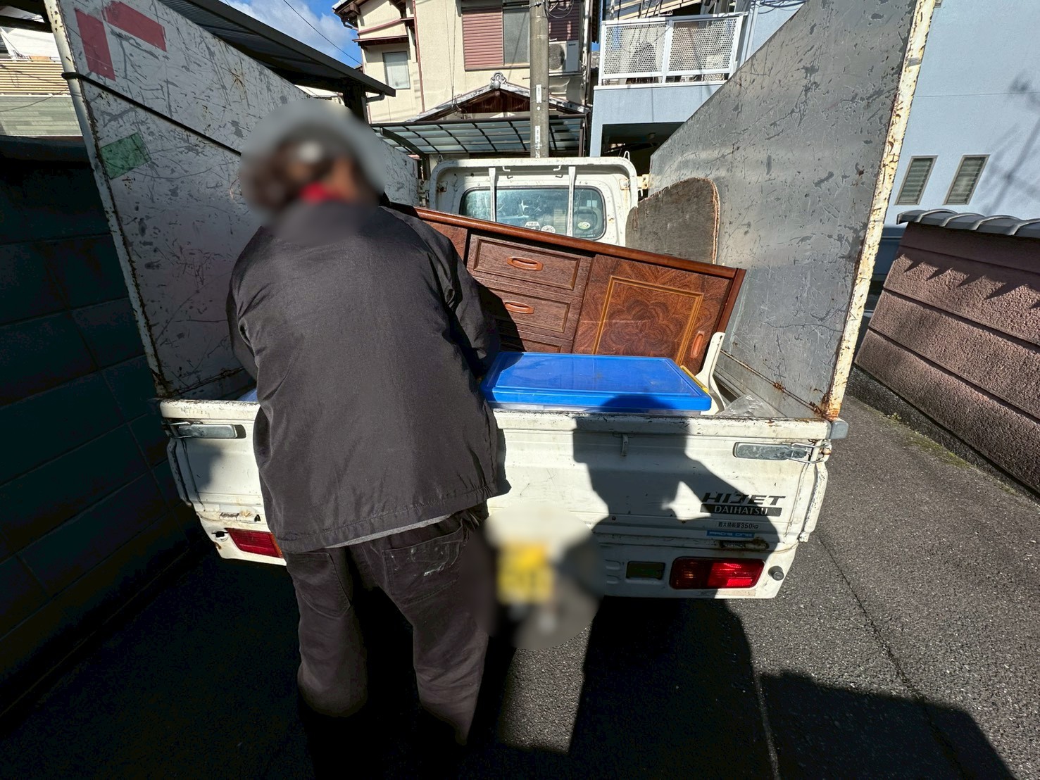 「2LDKのお家から重さのある本棚をスタッフ2名でお引き取りしました」作業写真