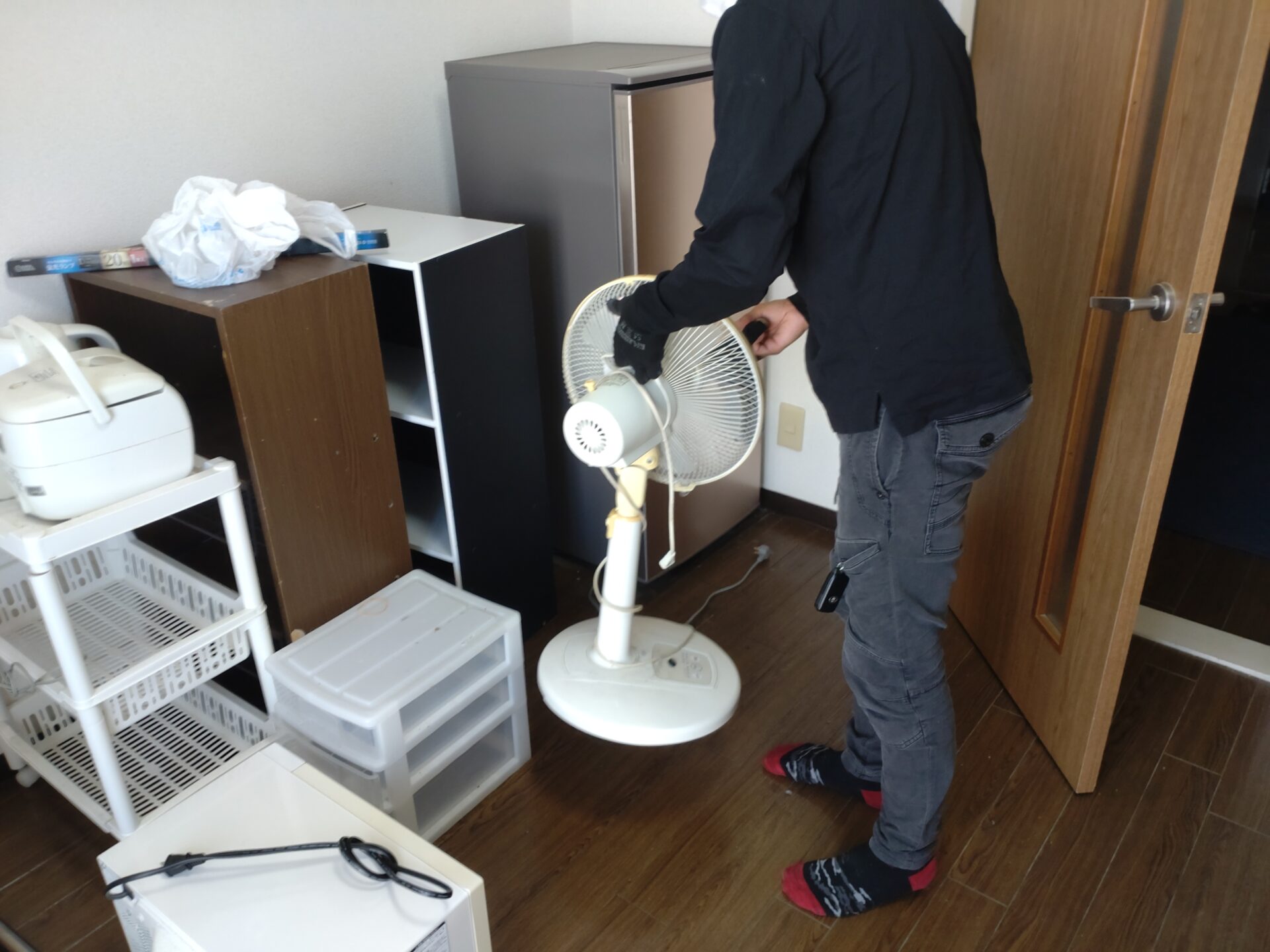 「冷蔵庫、炊飯器、電子レンジ、扇風機などをまとめて回収しました」作業写真
