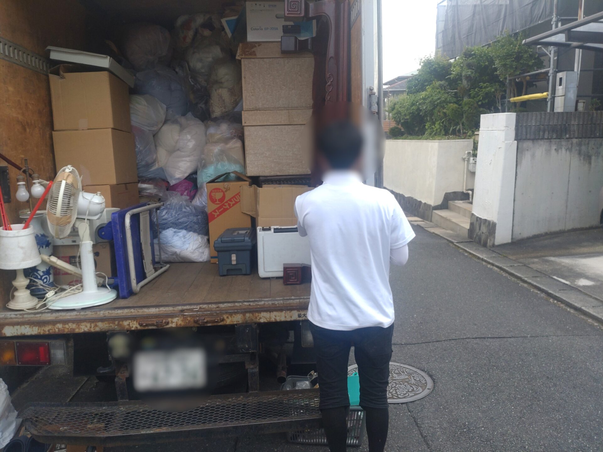 「マンションの3階のお部屋から布団やクッションなどを回収しました」作業写真